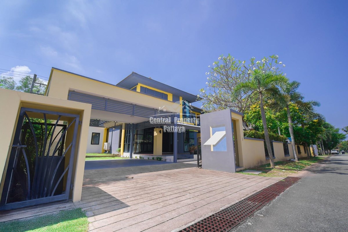 Modern 3-Bedroom Pool Villa in Horseshoe Point Village