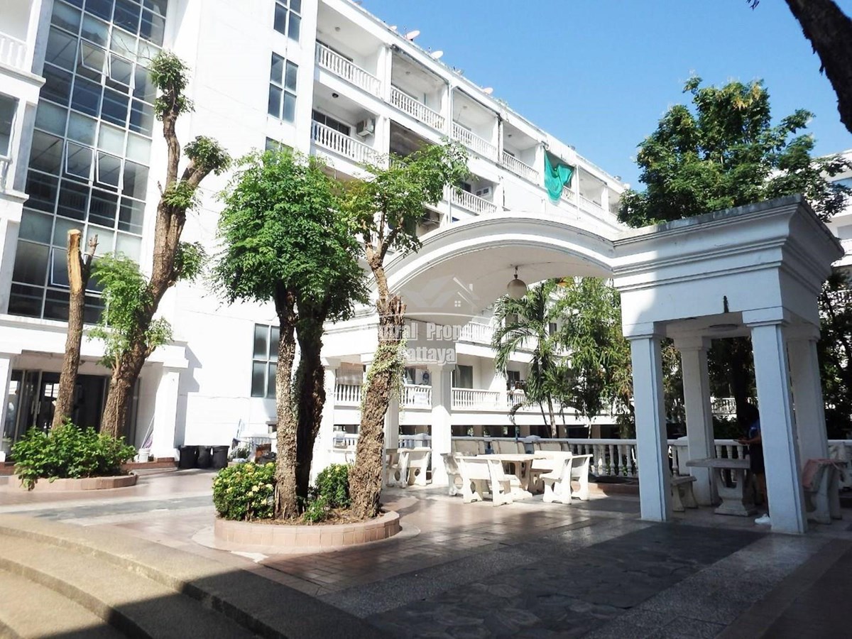 Spacious, well priced, 1 bedroom, 1 bathroom unit in Majestic Condo, Jomtien for sale in Foreign quota.