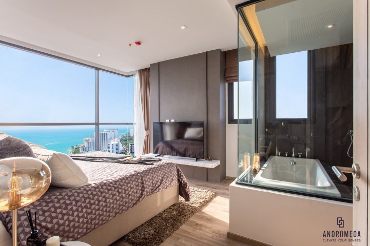 Bedroom with sea view