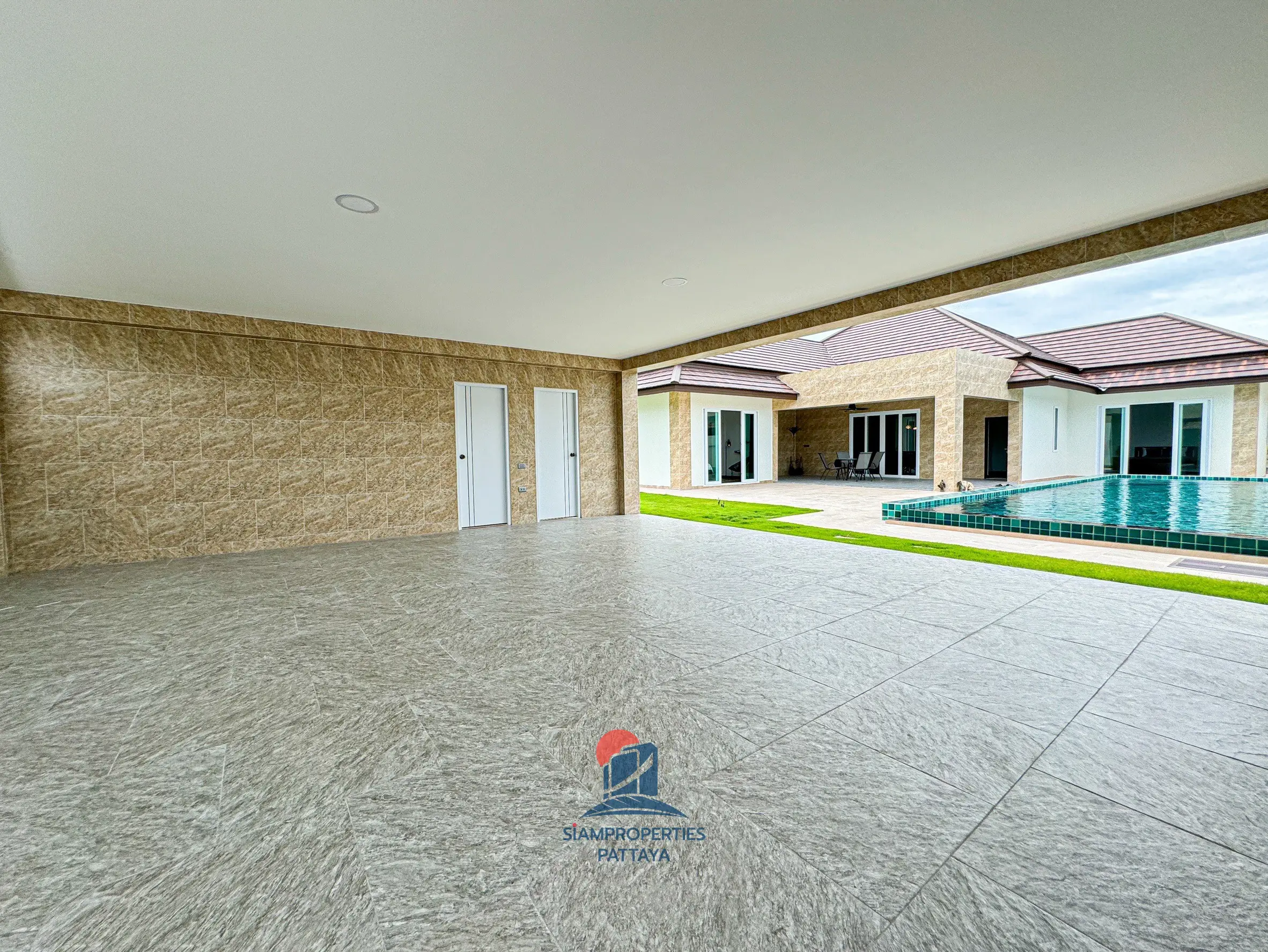 Garage, toilet and storage room