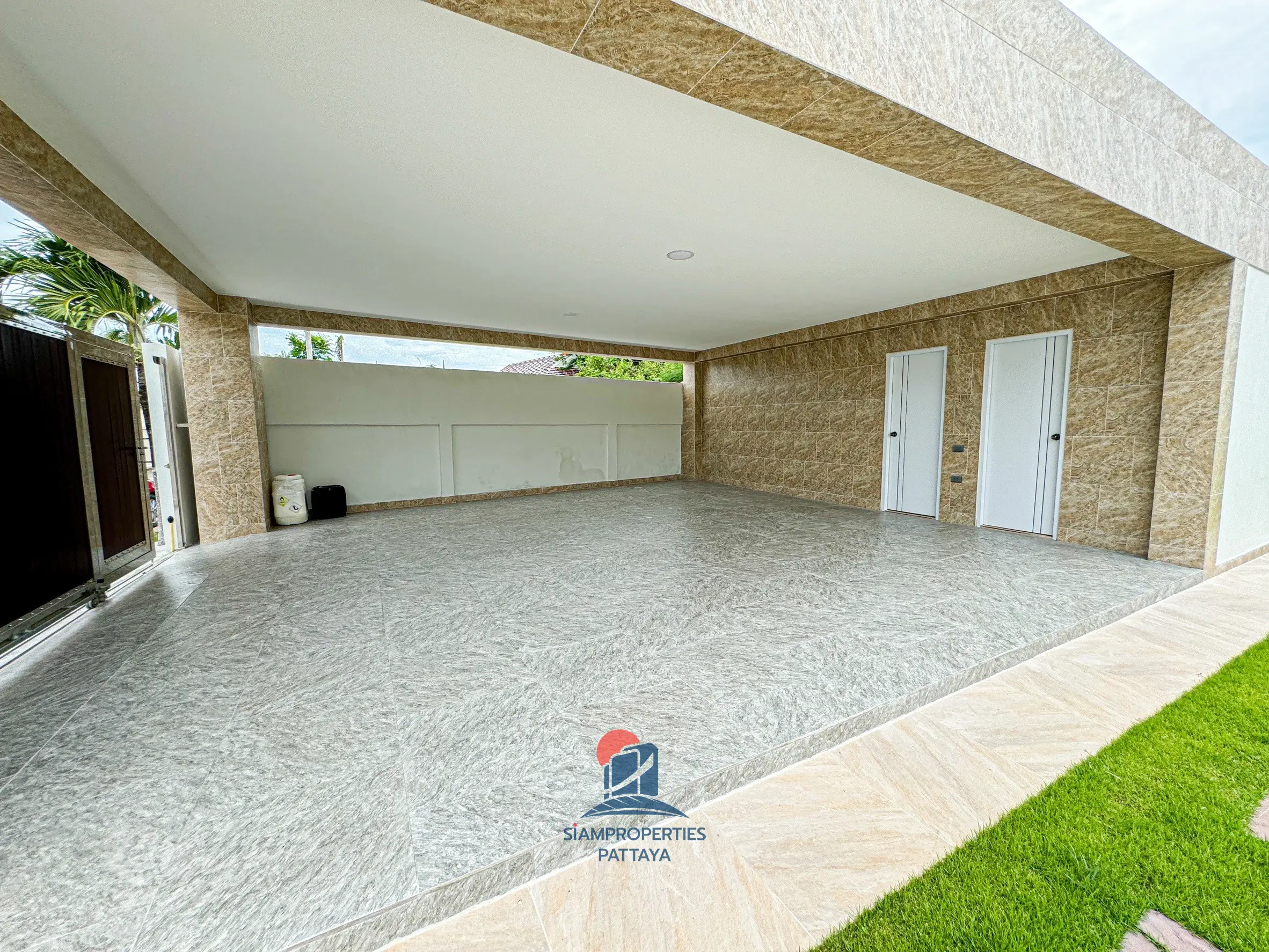 Garage, toilet and storage room