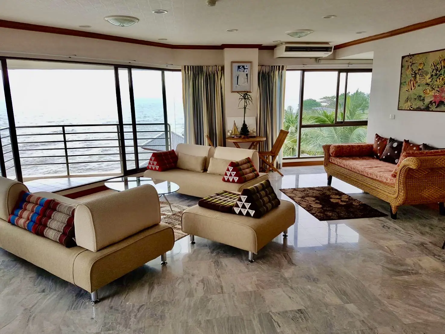 Living room with sea view 