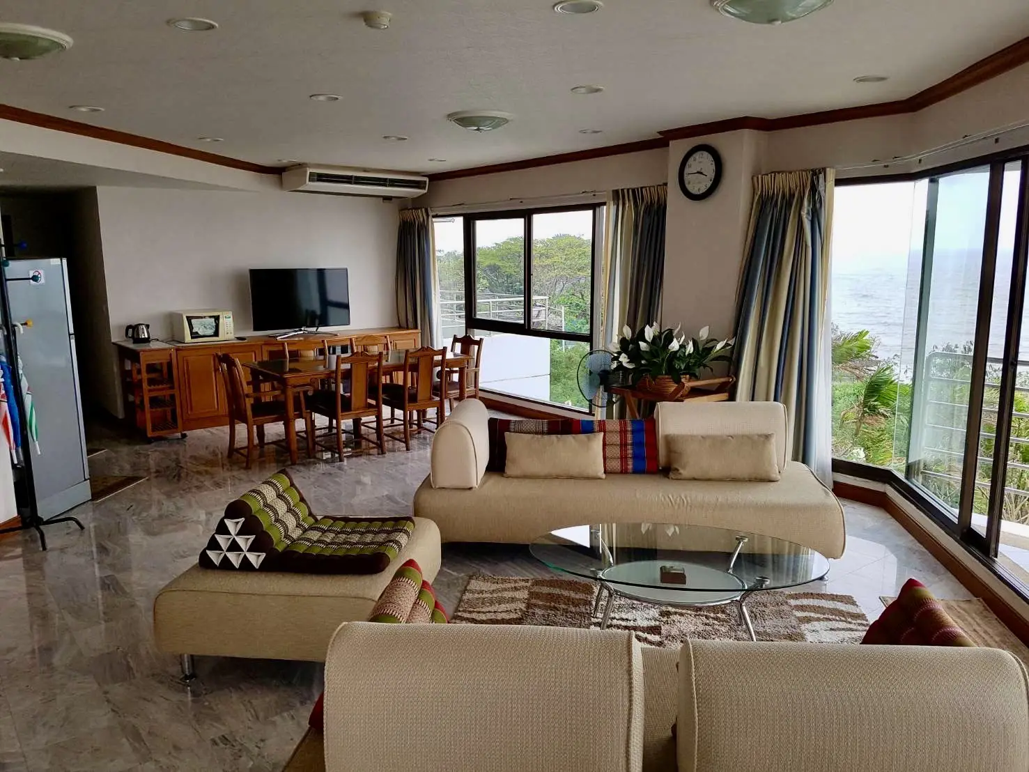 Living room with sea view 