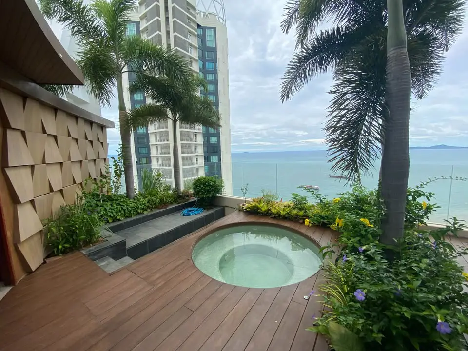 Private jacuzzi 
