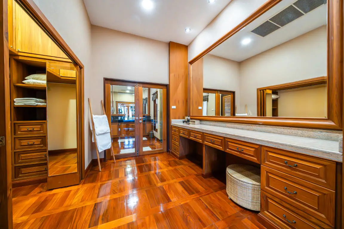 Walk-in Closet