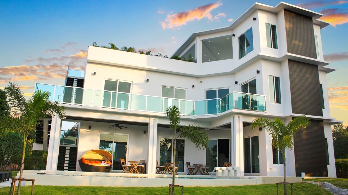 Luxurious 4 Bedrooms Villa in Phoenix Golf & Country Club