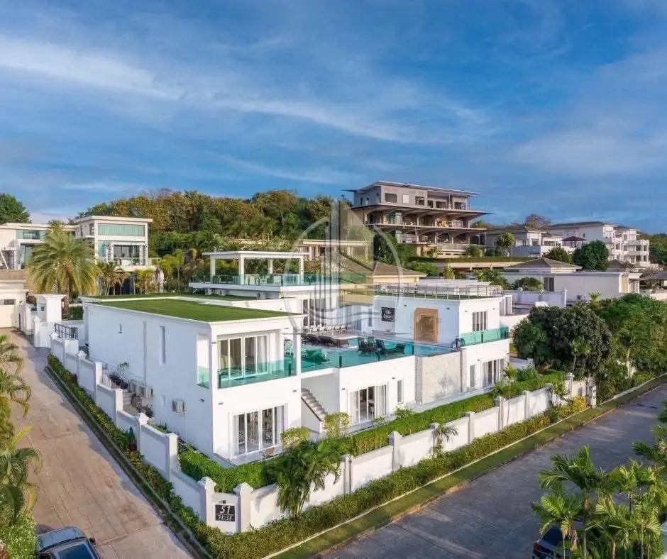 Luxurious Pool Villa for Sale in Pattaya