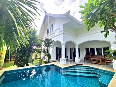 Beautiful pool villa for sale at Na Jomtien