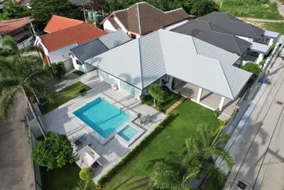 5 Bedroom house with private pool for sale