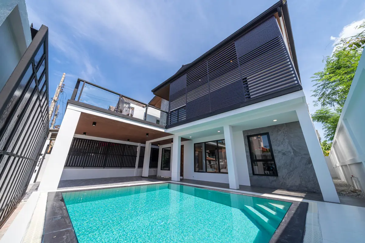 House with swimming pool for sale - 6 bedrooms