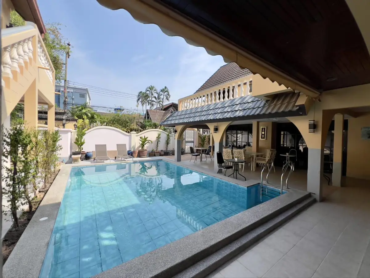 12 beds Guest House for sale at Soi Bonkot, Pattaya