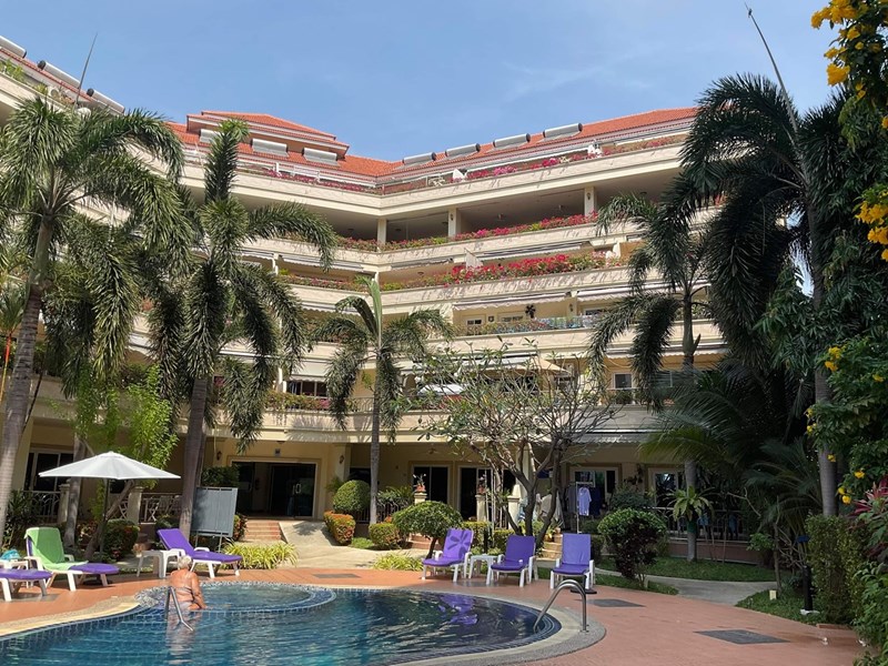 Very nice 2-bedroom 2-bathroom top floor unit on 122 Sqm 