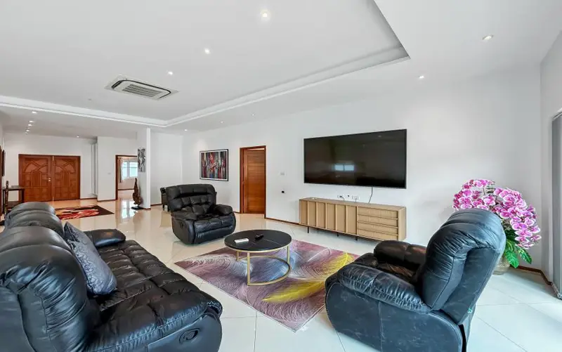 Modern 3-Bedroom Pool Villa 