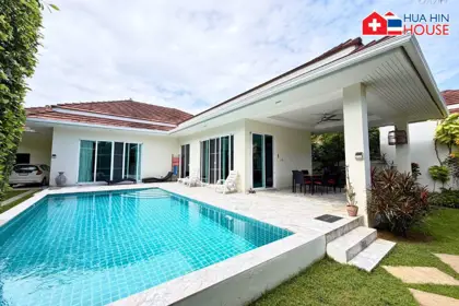 Moderne Poolvilla mit Bergblick zu verkaufen