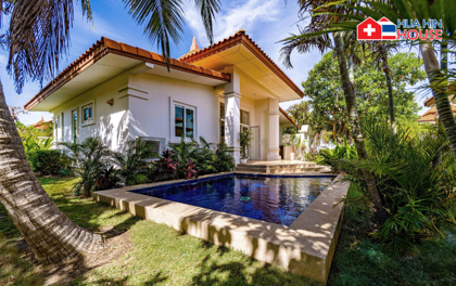 Private Pool Villa mit 3 Schlafzimmern in einer renommierten Golf-Community in Hua Hin 