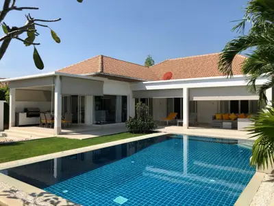 Moderne Poolvilla mit 3 Schlafzimmern zum Verkauf für 11,9 Millionen THB.