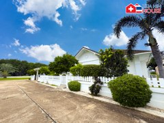 Spacious Corner House with Private Pool & Mountain Views