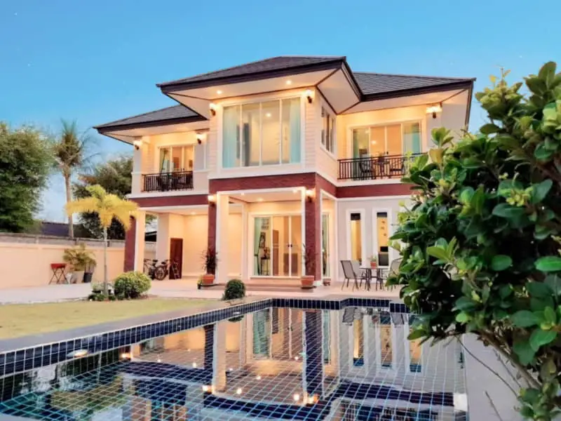 «Очаровательный двухэтажный дом с частным бассейном»