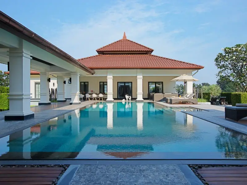 Modernes Paradies: 5-Schlafzimmer-Villa mit Fitnessstudio, Sauna und spektakulärem Pool