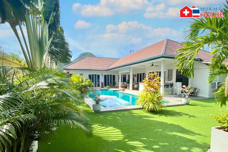 650 m² Grundstück mit privatem Pool und Gartenblick.