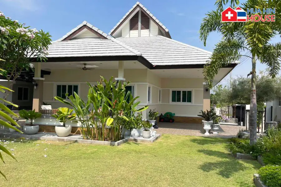 Cozy & Green Living in Quiet Golfside Community