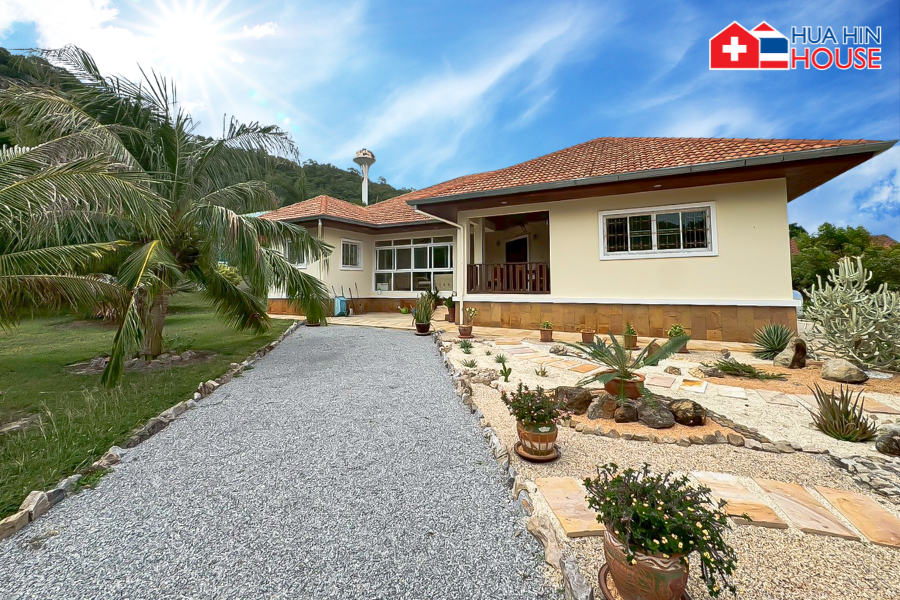 Mountain-Side 3-Bedroom Home with Cactus Garden