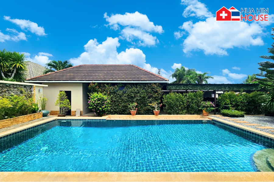 Stilvolle Thai-Balinesische Poolvilla zum Verkauf in Hua Hin Soi 88