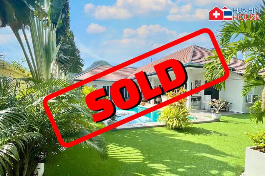 Grundstück mit Blick auf privaten Pool