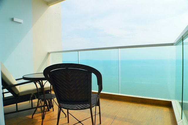 Condominium for sale Jomtien showing the uninterrupted sea view