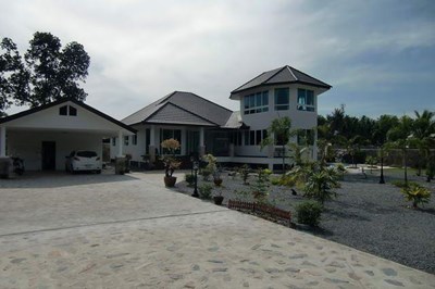 House for rent Na Jomtien showing the house, carport and garden