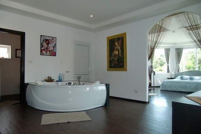 House for rent Na Jomtien showing the master bedroom and Jacuzzi bathtub