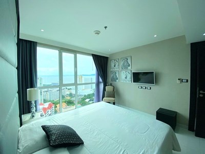 Condominium for rent on Pratumnak Hill showing the master bedroom and sea view
