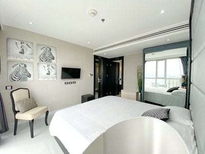 Condominium for rent on Pratumnak Hill showing the master bedroom suite