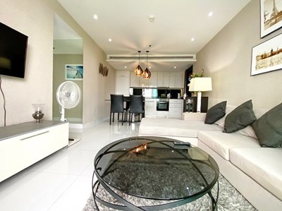Condominium for rent on Pratumnak Hill showing the open plan concept