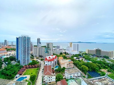 Condominium for rent on Pratumnak Hill showing the sea view