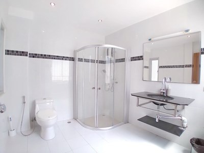 House for rent Jomtien Beach showing the master bathroom