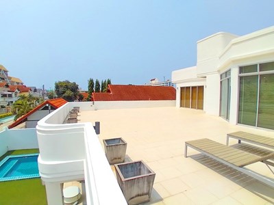 House for rent Jomtien Beach showing the rooftop terrace and pool view