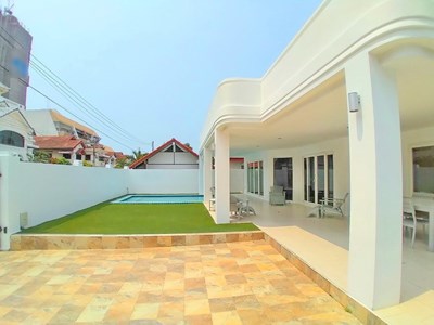 House for rent Jomtien Beach showing the pool and terrace