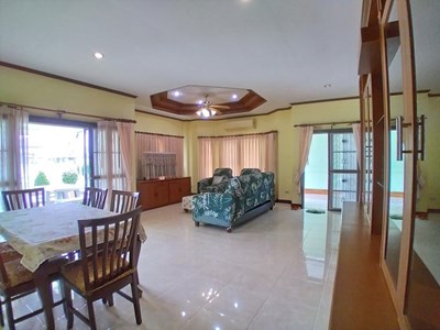 House for rent North Pattaya showing the dining area