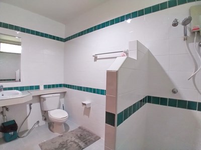 House for rent North Pattaya showing the master bathroom