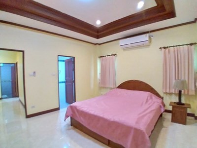 House for rent North Pattaya showing the master bedroom suite