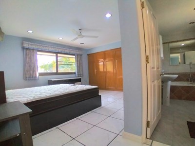 House for rent Pattaya showing the master bedroom suite
