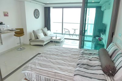 Condominium for rent Wong Amat beach Pattaya showing the bedroom, dining and living areas