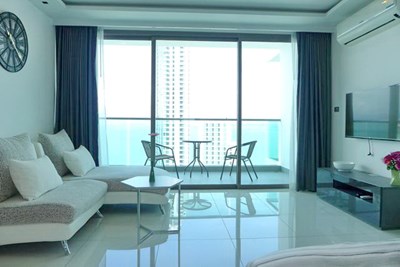 Condominium for rent Wong Amat beach Pattaya showing the living room and balcony