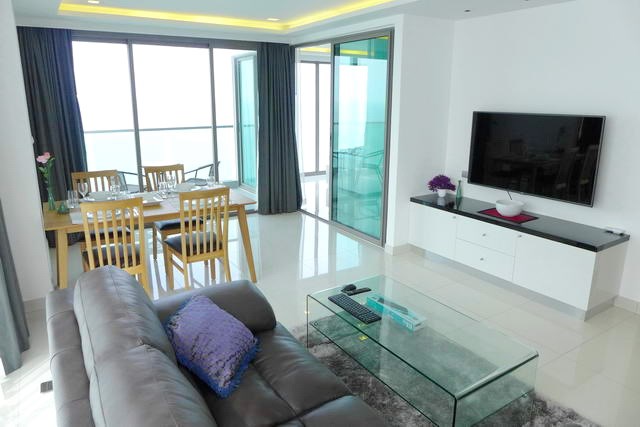 Condominium for rent Wong Amat beach Pattaya showing the living and dining areas 