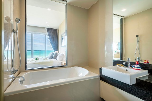 Condominium for sale Na Jomtien Pattaya showing the bathroom