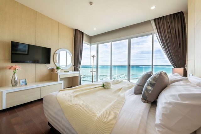Condominium for sale Na Jomtien Pattaya showing the bedroom with sea view