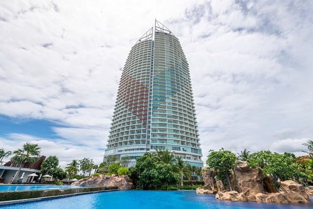 Condominium for sale Na Jomtien Pattaya showing the building and pool