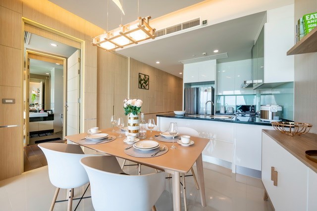 Condominium for sale Na Jomtien Pattaya showing the dining and kitchen areas