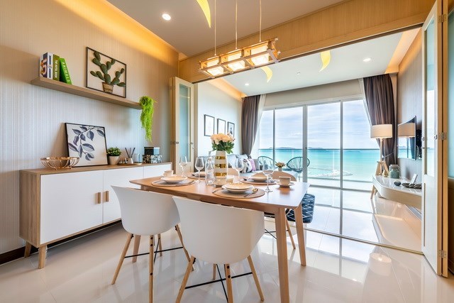 Condominium for sale Na Jomtien Pattaya showing the dining area